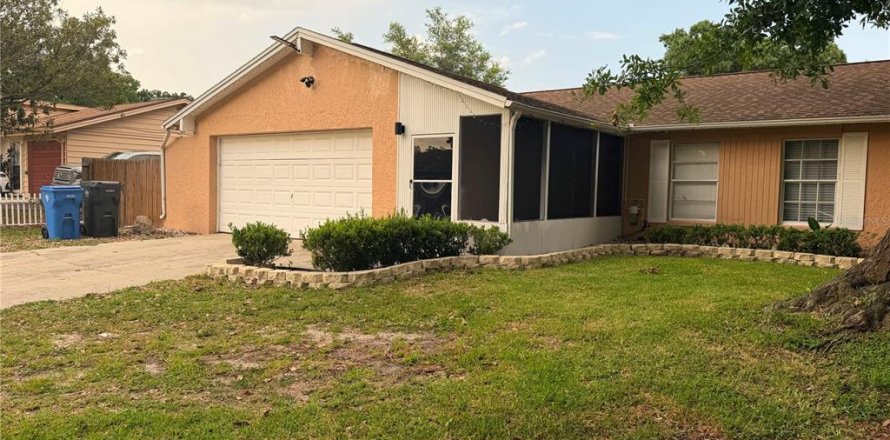 House in Brandon, Florida 3 bedrooms, 120.77 sq.m. № 2239385