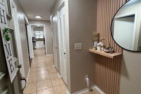 House in Brandon, Florida 3 bedrooms, 120.77 sq.m. № 2239385 - photo 6