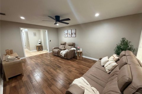 House in Brandon, Florida 3 bedrooms, 120.77 sq.m. № 2239385 - photo 10