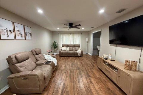 House in Brandon, Florida 3 bedrooms, 120.77 sq.m. № 2239385 - photo 9