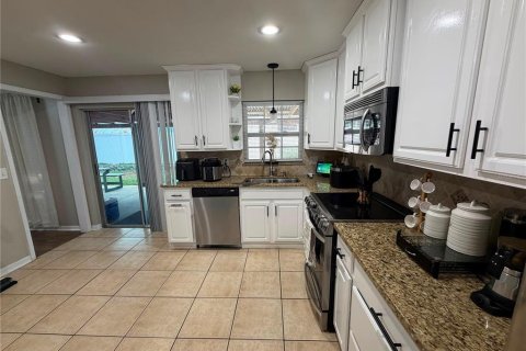 House in Brandon, Florida 3 bedrooms, 120.77 sq.m. № 2239385 - photo 12