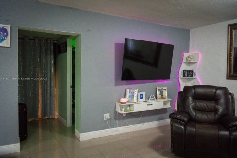House in Hollywood, Florida 3 bedrooms, 151.06 sq.m. № 1779757 - photo 6