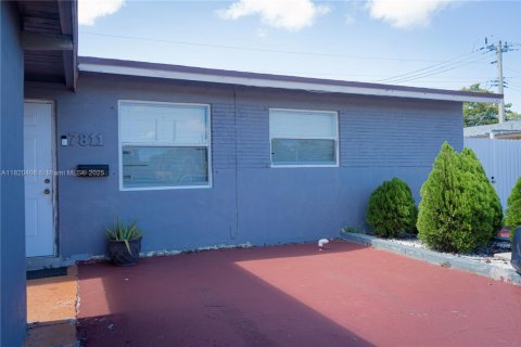 House in Hollywood, Florida 3 bedrooms, 151.06 sq.m. № 1779757 - photo 2