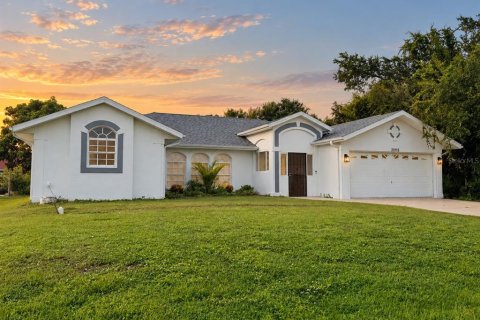 Casa en Port Charlotte, Florida 3 dormitorios, 190.17 m2 № 2373864