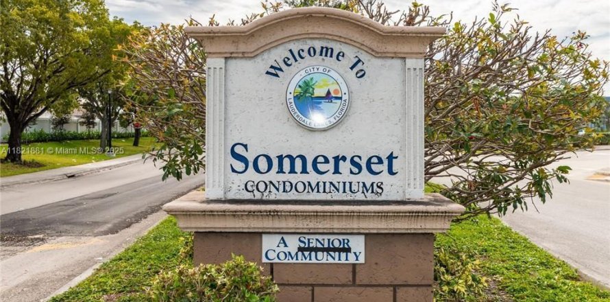 Condominio en Lauderdale Lakes, Florida, 2 dormitorios № 2034374