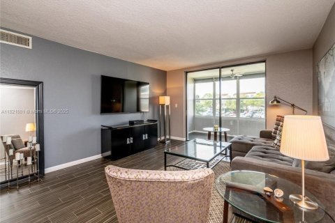 Condominio en venta en Lauderdale Lakes, Florida, 2 dormitorios, 93.83 m2 № 2034374 - foto 3