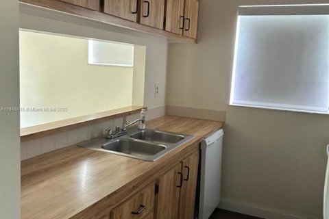 Condo in Tamarac, Florida, 1 bedroom  № 1940560 - photo 1