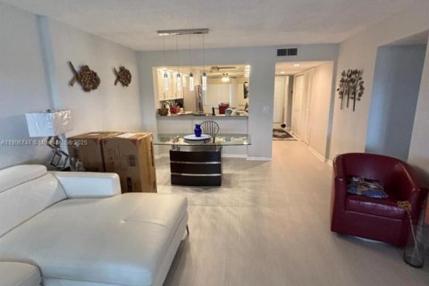 Condo in Tamarac, Florida, 2 bedrooms  № 1756908 - photo 5