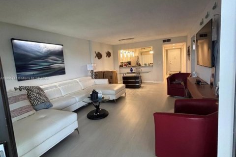 Condo in Tamarac, Florida, 2 bedrooms  № 1756908 - photo 6