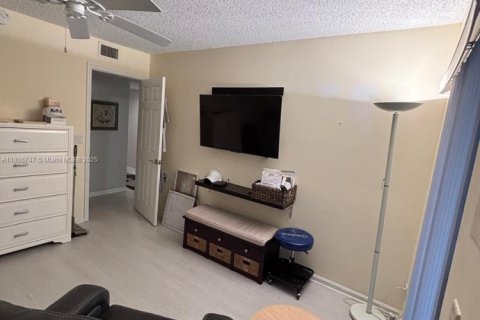 Condo in Tamarac, Florida, 2 bedrooms  № 1756908 - photo 15