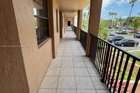 Condo in Tamarac, Florida, 2 bedrooms  № 1756908 - photo 1