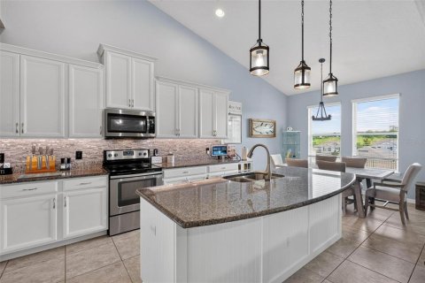 House in Clermont, Florida 4 bedrooms, 245.45 sq.m. № 2223700 - photo 4