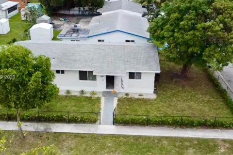 Villa ou maison à vendre à North Miami Beach, Floride: 4 chambres, 120.77 m2 № 1996866 - photo 2
