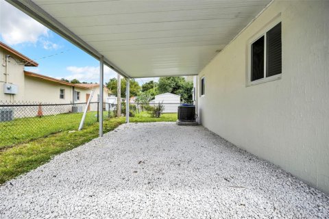Villa ou maison à vendre à North Miami Beach, Floride: 4 chambres, 120.77 m2 № 1996866 - photo 7