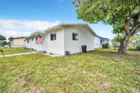 Villa ou maison à vendre à North Miami Beach, Floride: 4 chambres, 120.77 m2 № 1996866 - photo 6