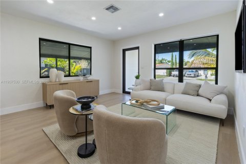 Villa ou maison à vendre à Miami, Floride: 4 chambres, 141.03 m2 № 1995357 - photo 5