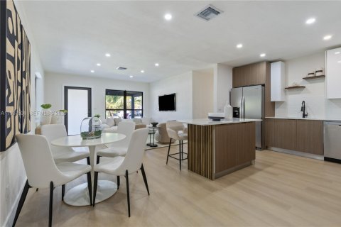 Villa ou maison à vendre à Miami, Floride: 4 chambres, 141.03 m2 № 1995357 - photo 10