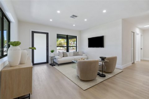Villa ou maison à vendre à Miami, Floride: 4 chambres, 141.03 m2 № 1995357 - photo 4