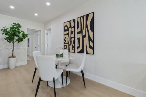 Villa ou maison à vendre à Miami, Floride: 4 chambres, 141.03 m2 № 1995357 - photo 6