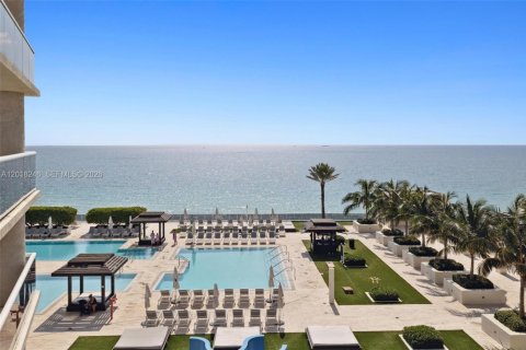 Condominio en Hallandale Beach, Florida, 2 dormitorios  № 2145724