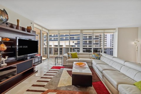 Condo in Hallandale Beach, Florida, 2 bedrooms  № 2145724 - photo 12