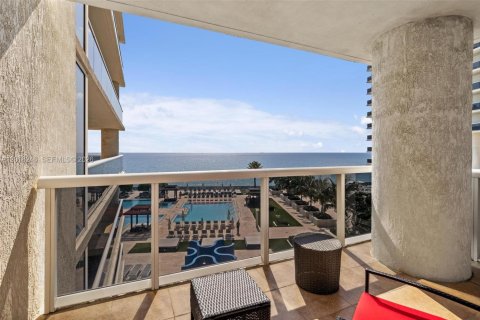 Condo in Hallandale Beach, Florida, 2 bedrooms  № 2145724 - photo 20