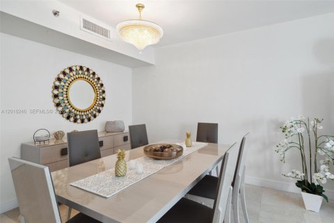 Condo in Hallandale Beach, Florida, 2 bedrooms  № 2145724 - photo 4