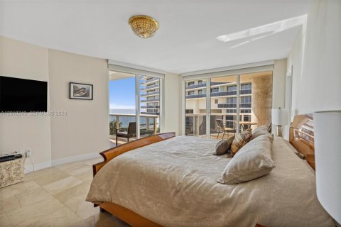 Condo in Hallandale Beach, Florida, 2 bedrooms  № 2145724 - photo 18