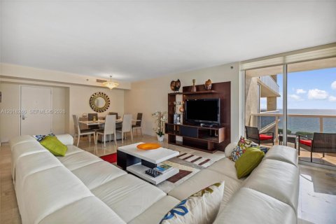 Condo in Hallandale Beach, Florida, 2 bedrooms  № 2145724 - photo 11