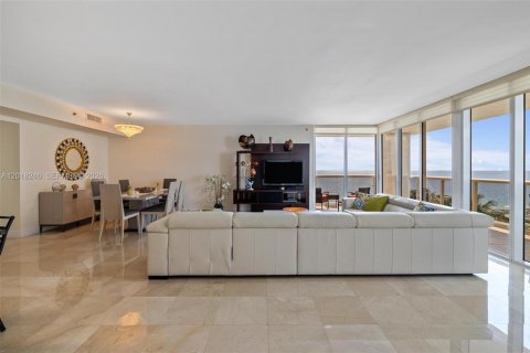 Condo in Hallandale Beach, Florida, 2 bedrooms  № 2145724 - photo 9