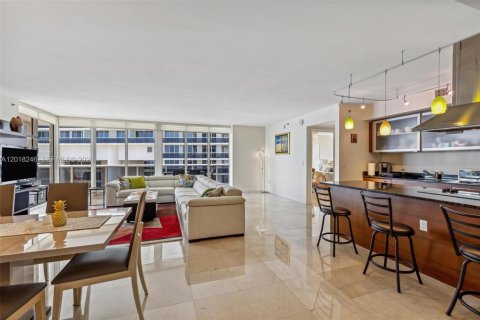 Condo in Hallandale Beach, Florida, 2 bedrooms  № 2145724 - photo 2