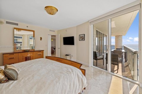 Condo in Hallandale Beach, Florida, 2 bedrooms  № 2145724 - photo 17