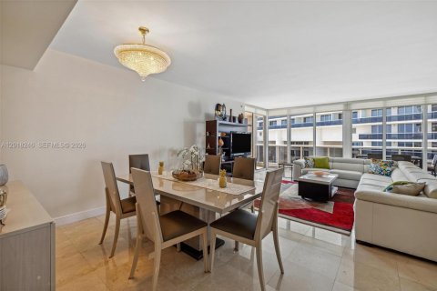 Condo in Hallandale Beach, Florida, 2 bedrooms  № 2145724 - photo 3