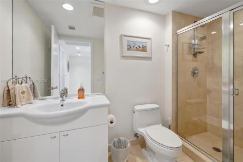 Condo in Hallandale Beach, Florida, 2 bedrooms  № 2145724 - photo 24