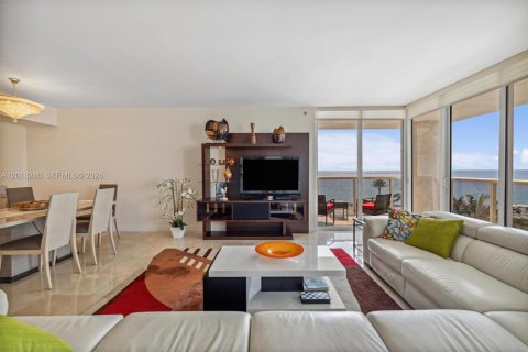 Condo in Hallandale Beach, Florida, 2 bedrooms  № 2145724 - photo 10