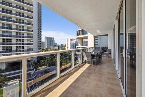 Condo in Hallandale Beach, Florida, 2 bedrooms  № 2145724 - photo 15