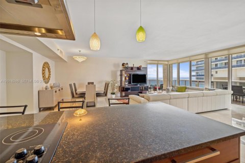 Condo in Hallandale Beach, Florida, 2 bedrooms  № 2145724 - photo 8