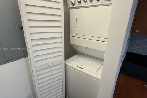 Купить кондоминиум в Майами, Флорида 2 спальни, 113.99м2, № 1623139 - фото 8