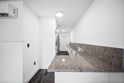 Condo in Miami, Florida, 1 bedroom  № 2040125 - photo 4