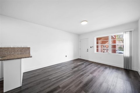Condo in Miami, Florida, 1 bedroom  № 2040125 - photo 2