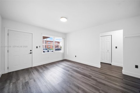 Condo in Miami, Florida, 1 bedroom  № 2040125 - photo 3