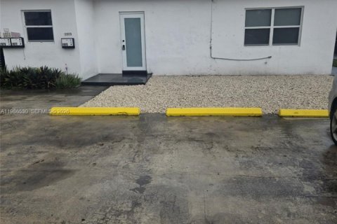 Коммерческая недвижимость в Майами, Флорида 293.85м2 № 2057511