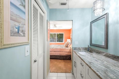 Condo in Fort Myers, Florida, 2 bedrooms  № 1515897 - photo 12