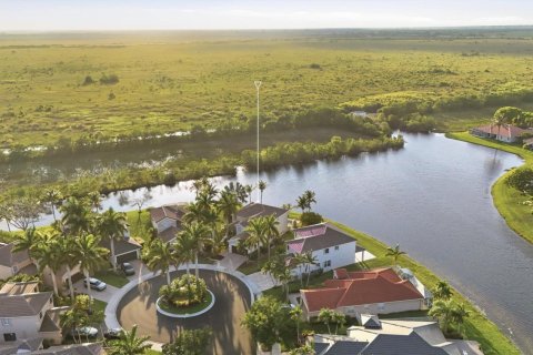 House in Weston, Florida 5 bedrooms, 248.23 sq.m. № 2176234