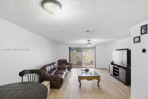 Condo in Pembroke Pines, Florida, 2 bedrooms  № 2009608 - photo 8