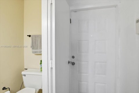 Condo in Pembroke Pines, Florida, 2 bedrooms  № 2009608 - photo 16