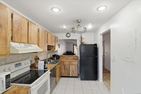 Condo in Pembroke Pines, Florida, 2 bedrooms  № 2009608 - photo 13