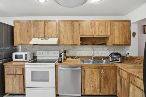 Condo in Pembroke Pines, Florida, 2 bedrooms  № 2009608 - photo 10