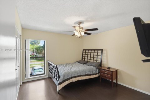 Condo in Pembroke Pines, Florida, 2 bedrooms  № 2009608 - photo 27