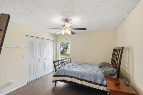Condo in Pembroke Pines, Florida, 2 bedrooms  № 2009608 - photo 28